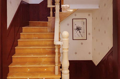 吴川中式别墅室内汉白玉石楼梯的定制安装装饰效果