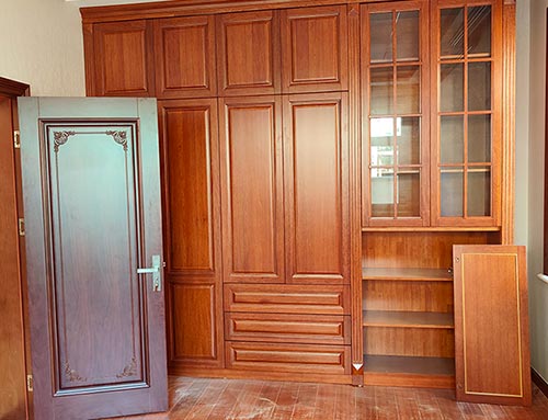 吴川中式家庭装修里定制的实木衣柜效果图